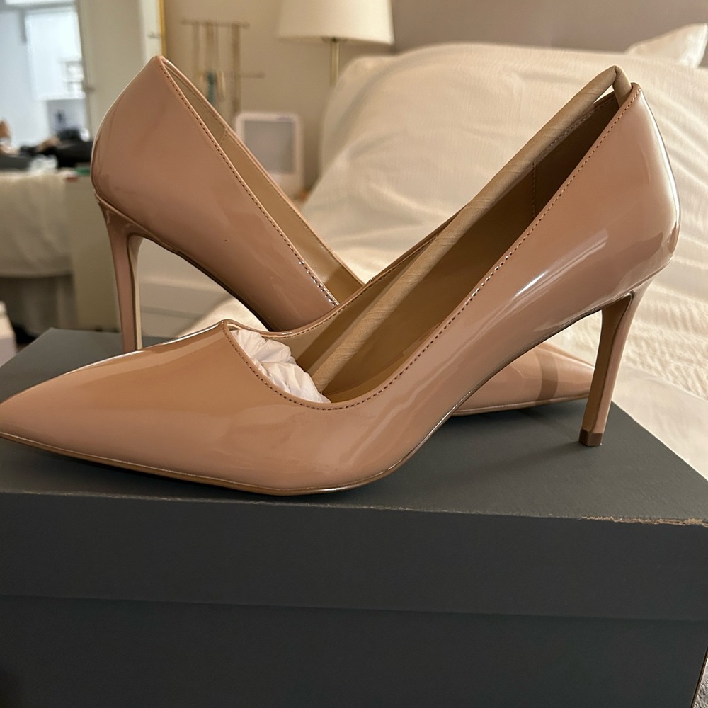 Ann Taylor Beige Patent Pump